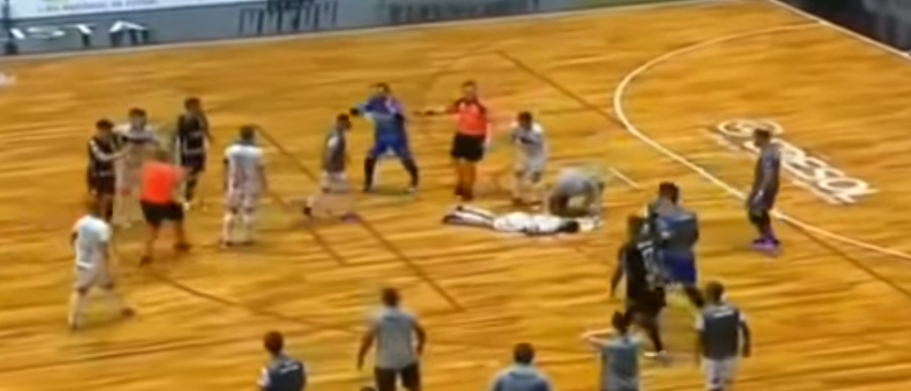 Video: desmayó a un rival con una patada en el futsal brasileño