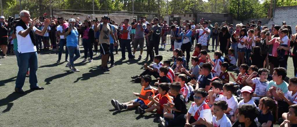 La Fundación River entregó materiales a una escuelita de fútbol de Godoy Cruz