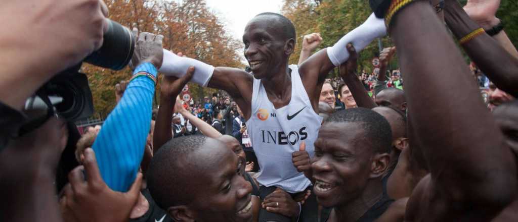 El keniata Eliud Kipchoge corrió 42 kilómetros en menos de dos horas