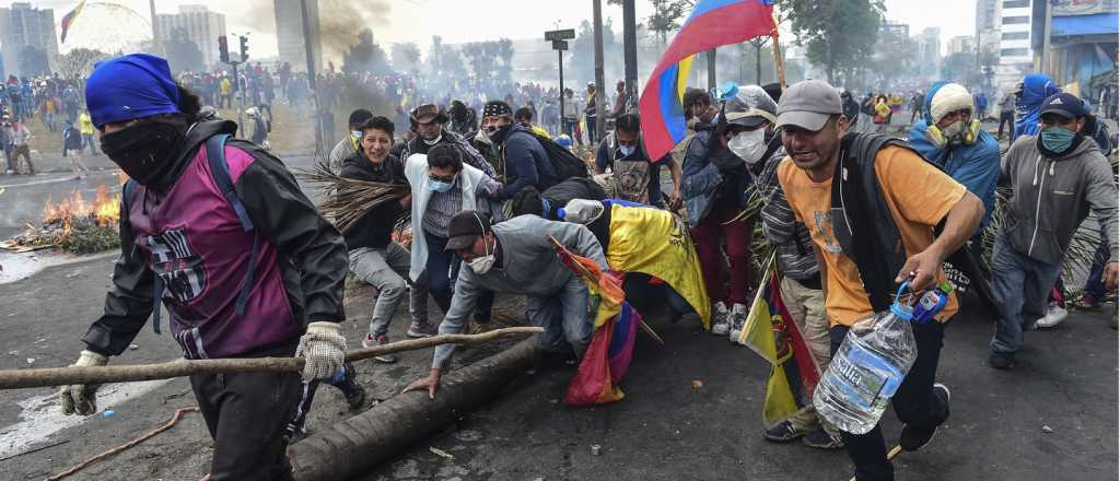 El gobierno de Ecuador decretó el toque de queda y militarización de Quito