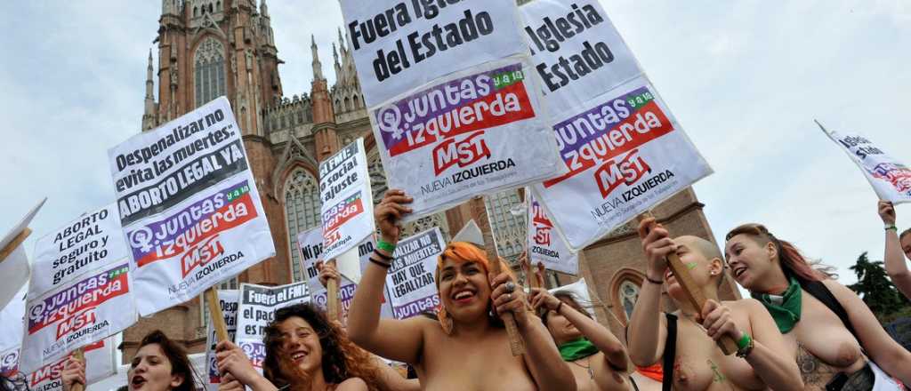 "Tetazo" frente a la catedral de La Plata por la separación Iglesia - Estado