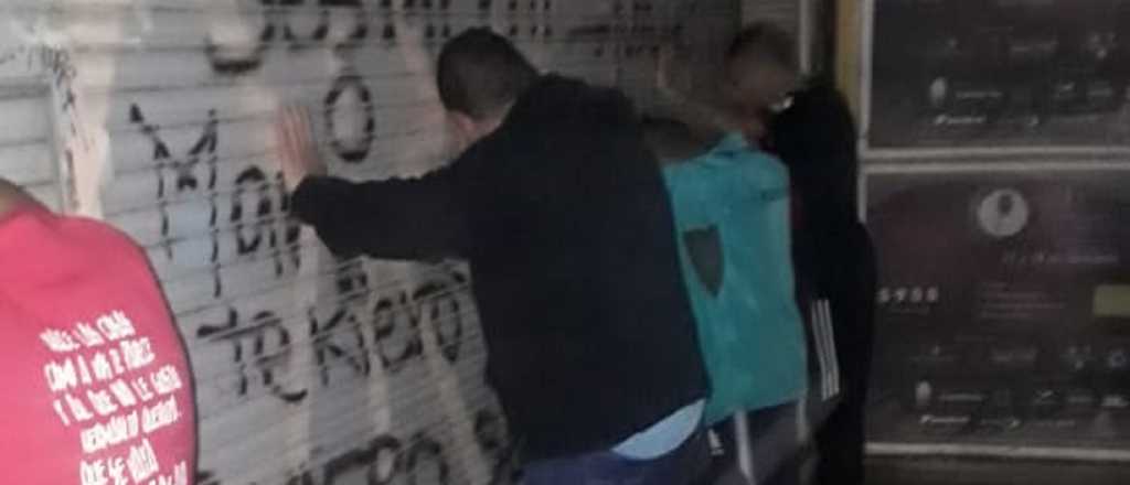 Cuatro trapitos detenidos por cobrar estacionamiento y vender cervezas