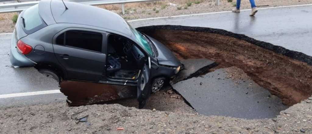 Video: un pozo se "tragó" un auto en Neuquén