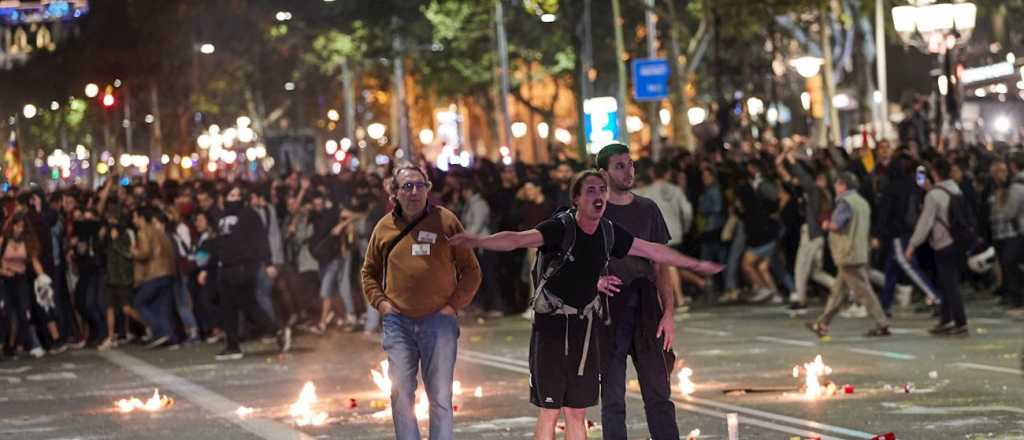 Fuertes enfrentamientos en Barcelona entre polic&iacute;as e independentistas 