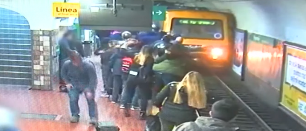 Video: un hombre se desmayó y empujó a una mujer a las vías del subte