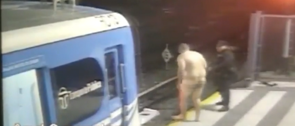 El "Terminator" de Once: bajó desnudo del tren y escapó por las vías