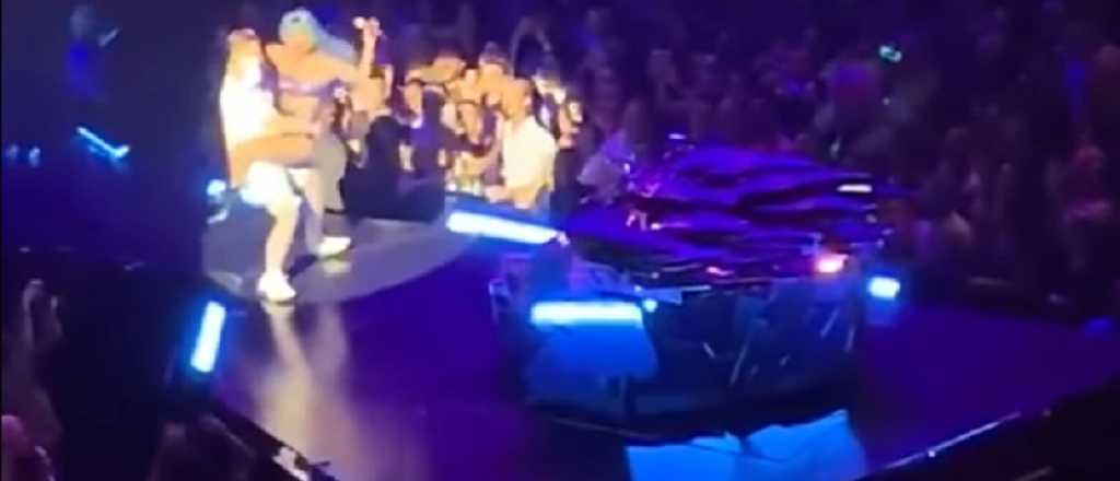 Video: Lady Gaga se cayó del escenario mientras bailaba con un fan