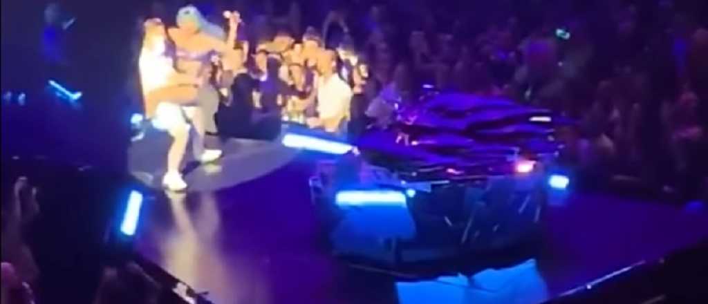 Video: Lady Gaga se cayó del escenario mientras bailaba con un fan
