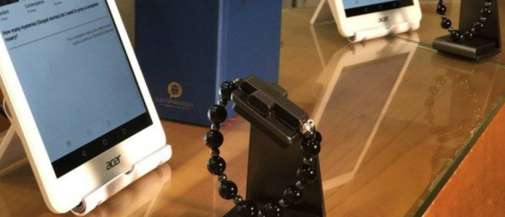 El Vaticano lanzó un "rosario inteligente" que se conecta al celular
