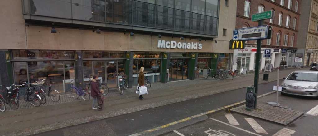 Video: un hombre enfrentó a veganos que bloqueaban un McDonald's 