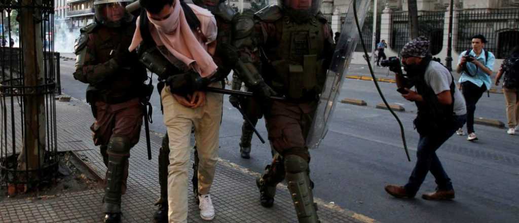 Piñera decreta estado de emergencia en Chile y saca a los militares a la calle