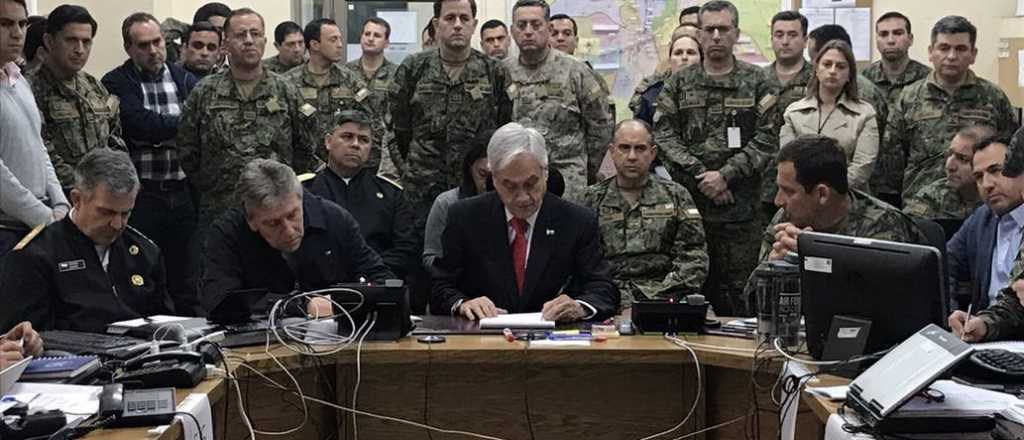 Piñera habló rodeado de militares: "Estamos en guerra"