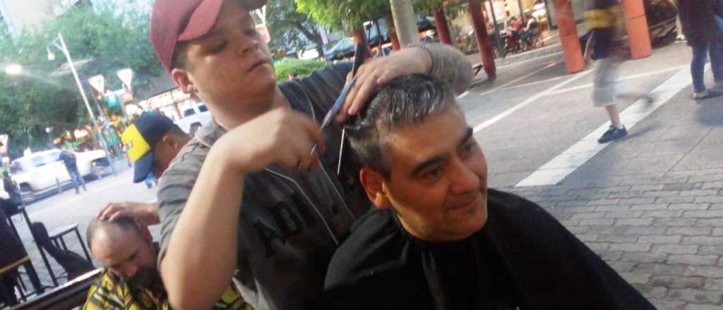 Cortaron el pelo gratis a gente en situaci&oacute;n de calle en la Peatonal