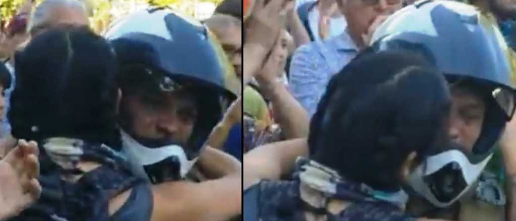 El abrazo de la manifestante que consuela al carabinero que llora