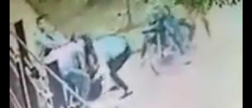 Video: robo piraña y brutal paliza a un joven en Chaco