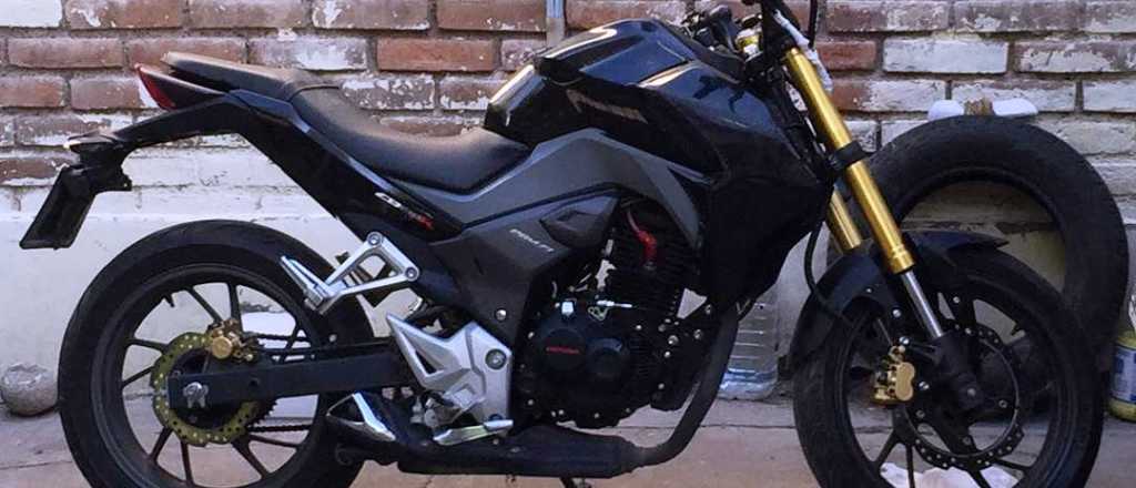 Un motociclista de 20 años chocó contra un poste de luz y murió en Las Heras