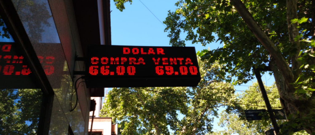 El dólar se acerca a los 63 pesos en los bancos y cotiza a $69 en el interior