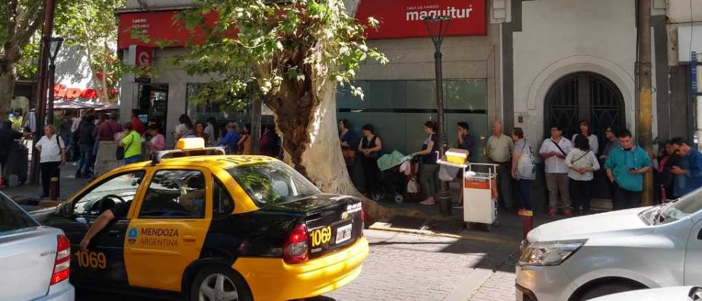 Largas colas en Mendoza para comprar d&oacute;lares