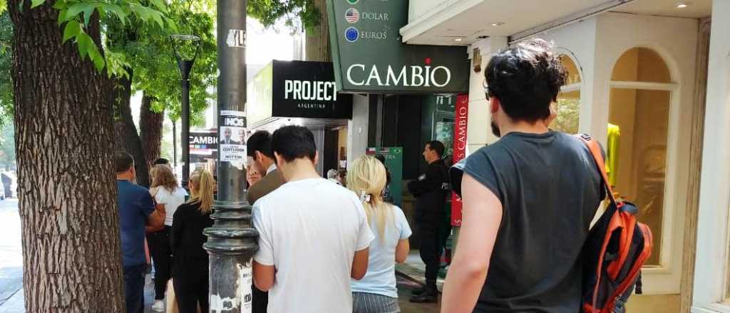 El blue sigue bajando y se vende a $314