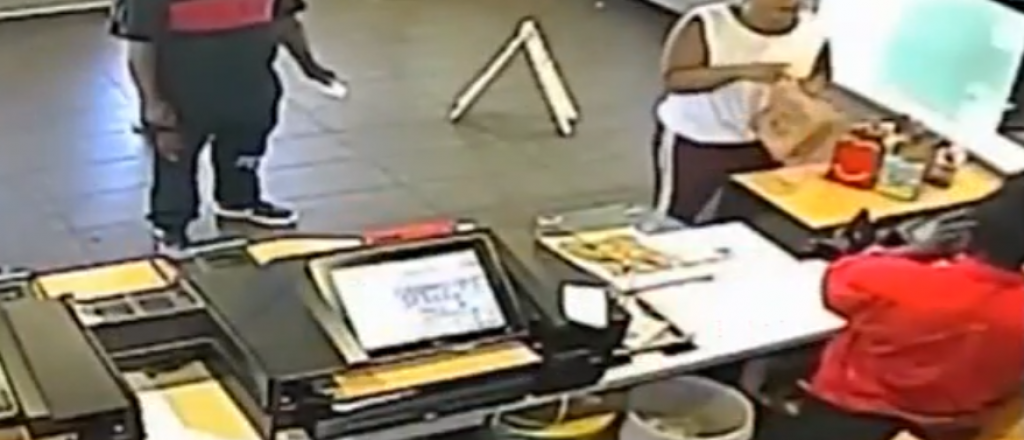 Video: le tiró una licuadora a una clienta y le fracturó la cara