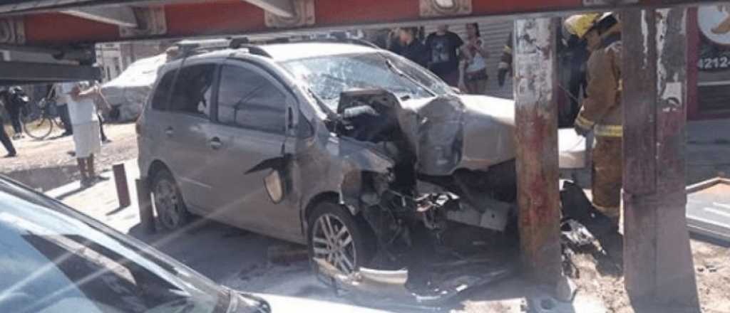 Un auto se subió a la vereda y mató a una mamá frente a sus dos hijitas