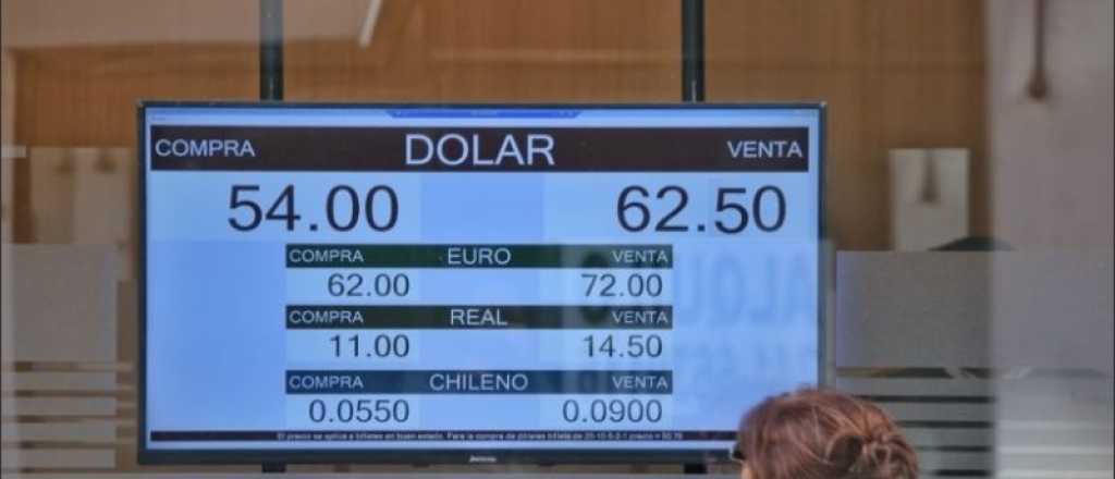 Dólar hoy: la divisa abre a $ 62,50 y el riesgo país está en 2.463 puntos
