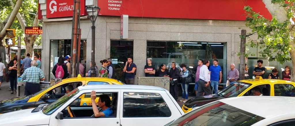 Más restricciones: solo bancos y casas de cambio podrán vender dólares
