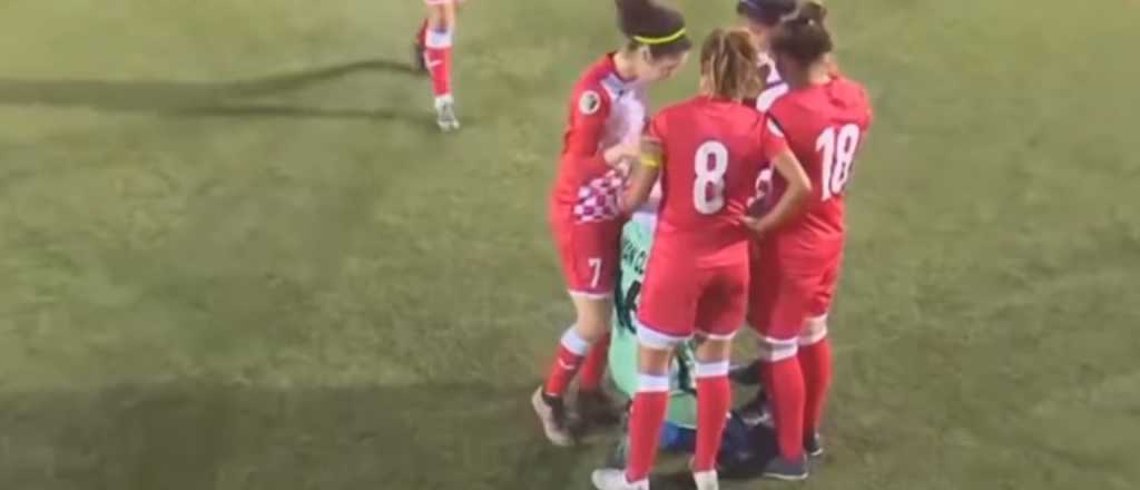 Perdi&oacute; el hiyab en el partido y las rivales la taparon mientras lo acomodaba