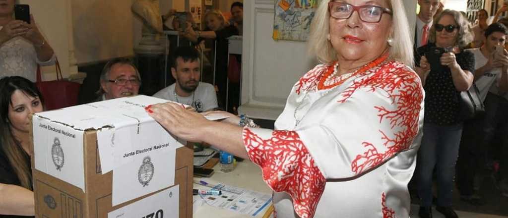 Carrió aseguró que "a la madrugada van a ir muy bien" los votos para Macri