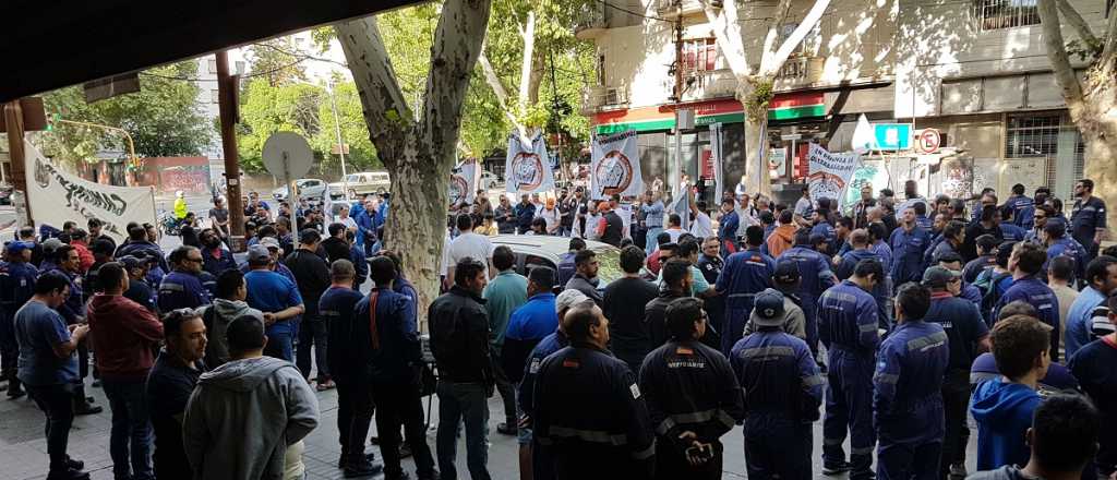 Petroleros protestaron en la Subsecretaría de Trabajo de Mendoza