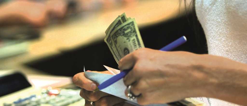 Bajó el dólar blue y cotizó a $154