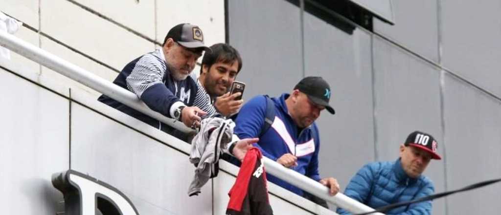 Videos: "¡Soy de Newell's!", canta Maradona junto a los hinchas