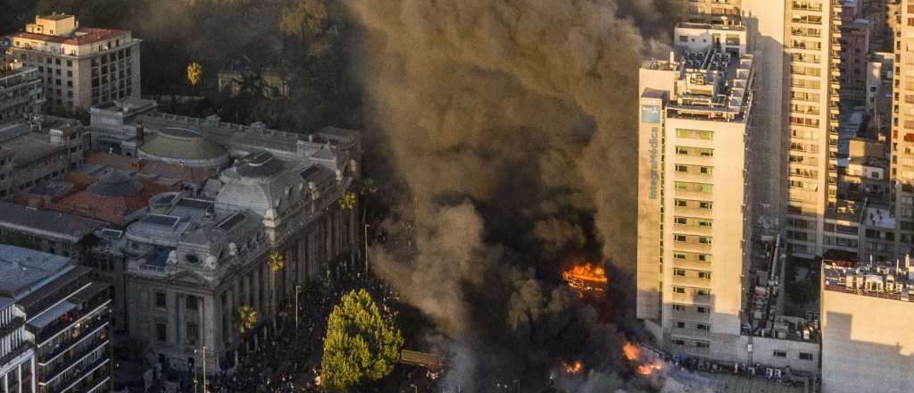 Saquearon e incendiaron un centro comercial en Chile y hubo que evacuar  
