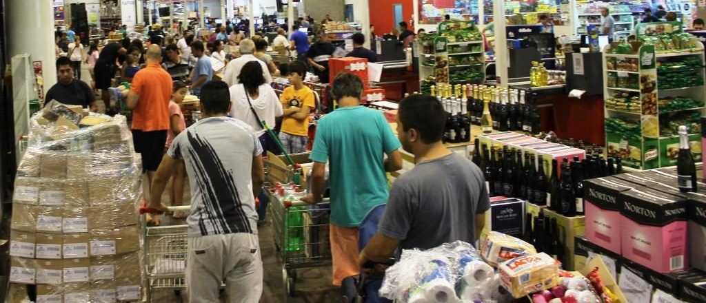 Miles de chilenos hacen un nuevo nuevo tour de compras en Mendoza