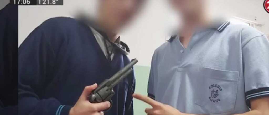 Video: un alumno le apuntó con un arma a su profesor en el aula