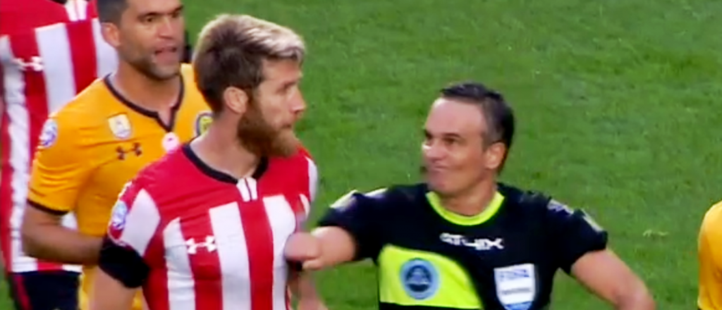 Video: el árbitro Loustau le pegó un codazo a un jugador de Estudiantes