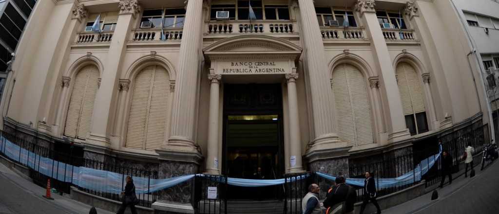 D&oacute;lar e intereses: el BCRA "rodea" a los peque&ntilde;os ahorristas