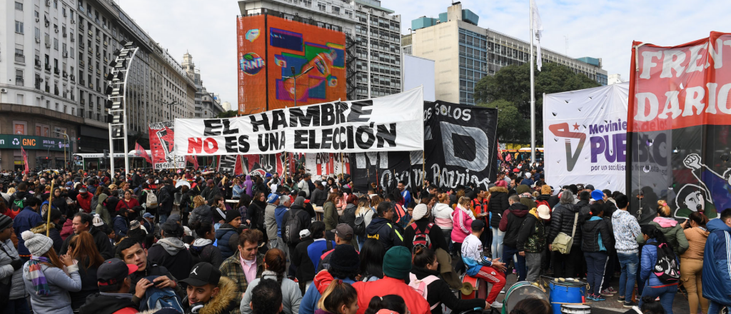 'Polentazo' frente a oficinas del FMI y marcha a Desarrollo Social