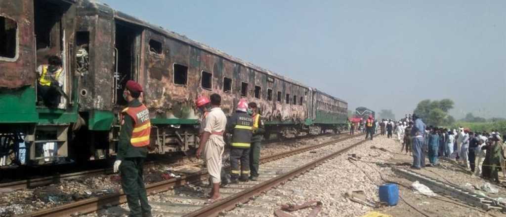 65 muertos en Pakistán por el incendio de un tren de pasajeros