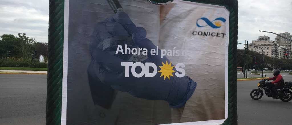 Polémica por afiches K con el logo CONICET que empapelan Buenos Aires