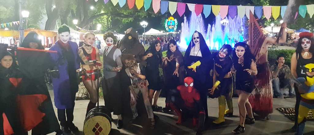 Villanos solidarios celebran Halloween en Plaza Independencia