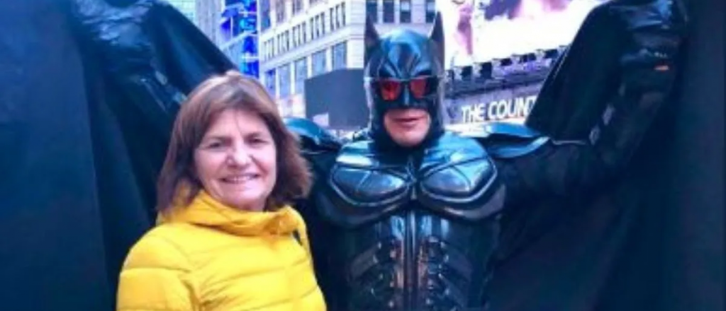 Batman apoy&oacute; a Patricia Bullrich en Nueva York y cant&oacute;: "Vamos a volver..."