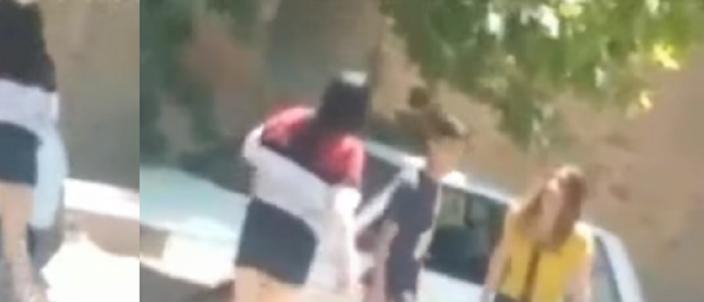 Video: dos chicas se trenzan en la calle por un novio infiel, en San Juan