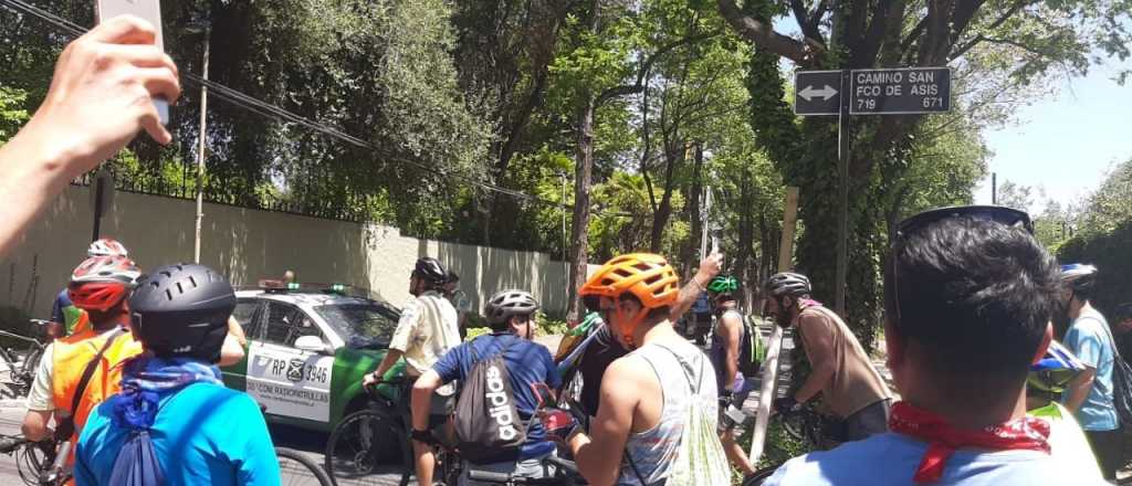Miles de ciclistas pidieron en la casa de Piñera que renuncie