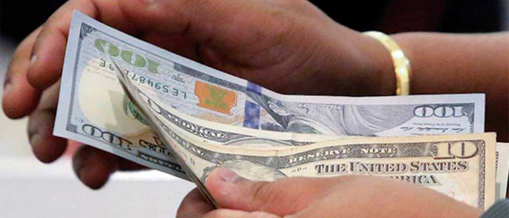 El dólar blue mantiene su cotización récord en el arranque de la semana