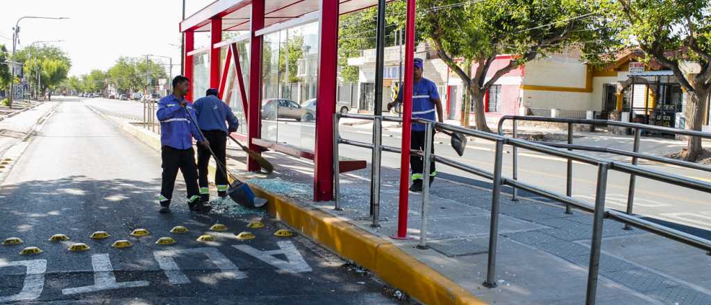 Destrozaron dos paradas de colectivos en Guaymallén