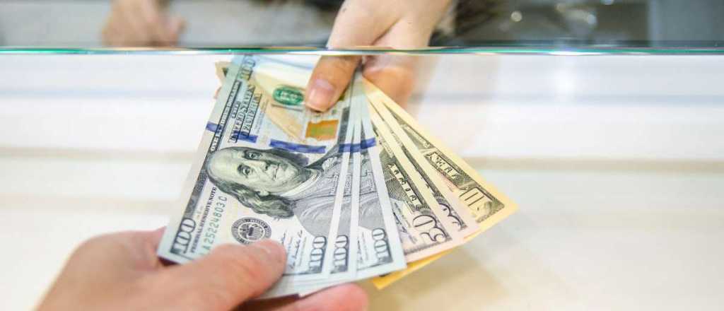 En Uruguay un dólar cuesta $311 pesos argentinos