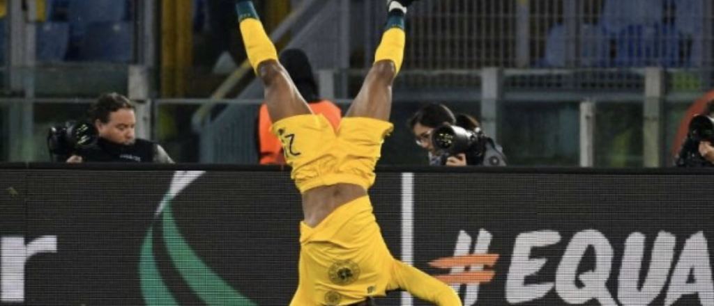 Protest&oacute; contra el racismo y festej&oacute; un gol simulando a Mussolini colgado