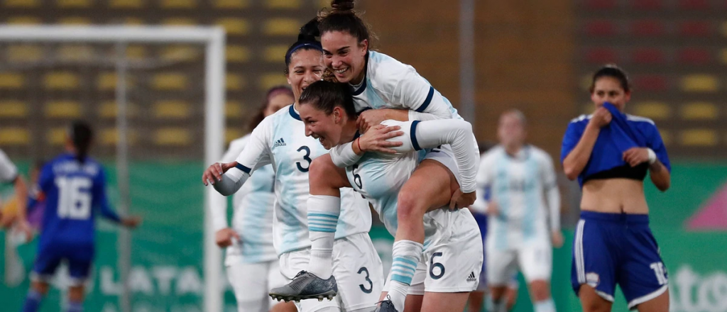 La selección argentina de fútbol femenino se enfrenta hoy a Colombia
