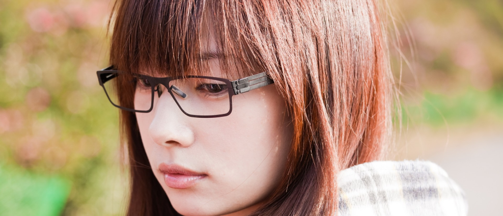 En Japón prohíben que las mujeres usen anteojos en el trabajo